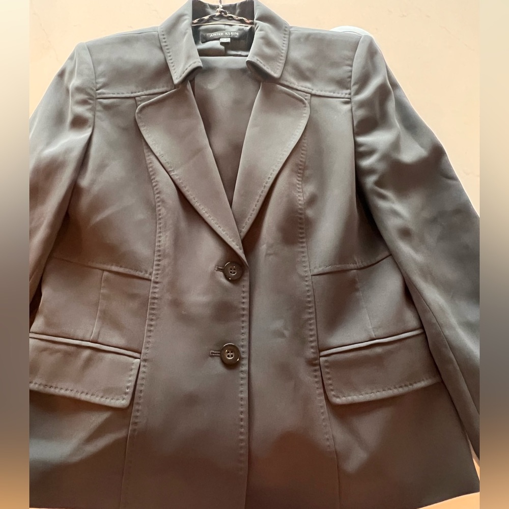 NWT Anne Klein Dark Grey (granite) two piece pantsuit.